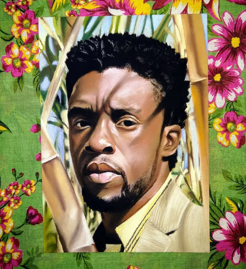 Retrato realista de Chadwick Boseman pintado sobre tecido de chita florido