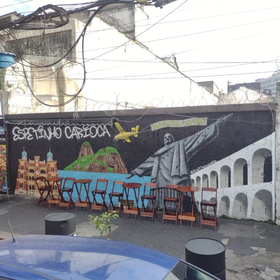 Muro de bar pintado com paisagem do Rio: Cristo Redentor, Arcos da Lapa, Pão de Açúcar e o Palácio da Ilha Fiscal