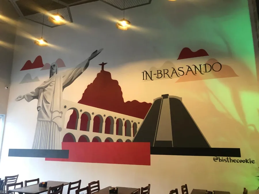 Mural em restaurante com Cristo Redentor, Arcos da Lapa e Catedral do Rio em formas geométricas, vermelho e cinza