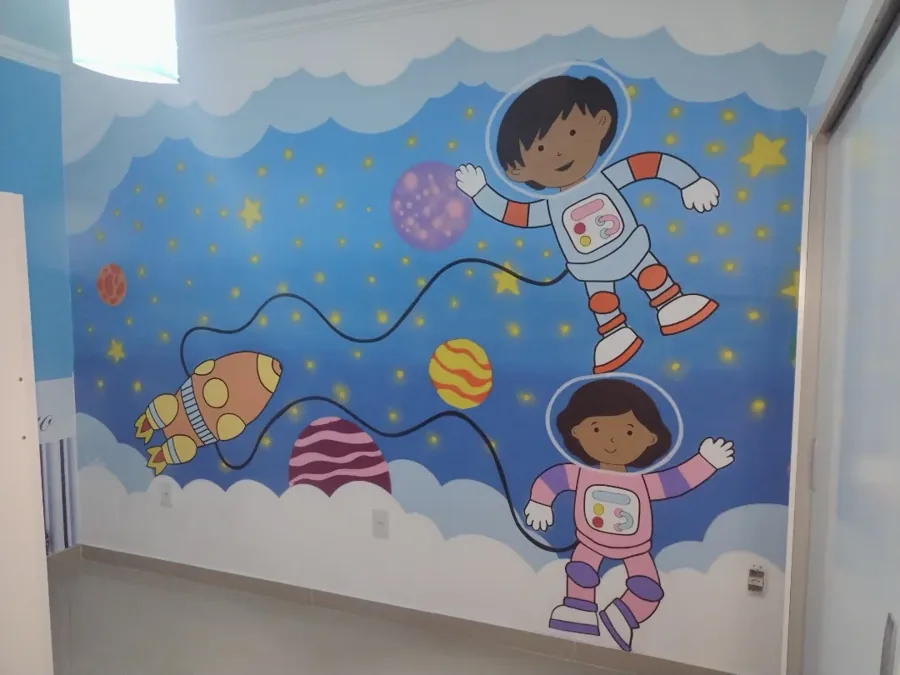 Parede de quarto infantil com duas crianças astronautas flutuando entre planetas, foguete e estrelas