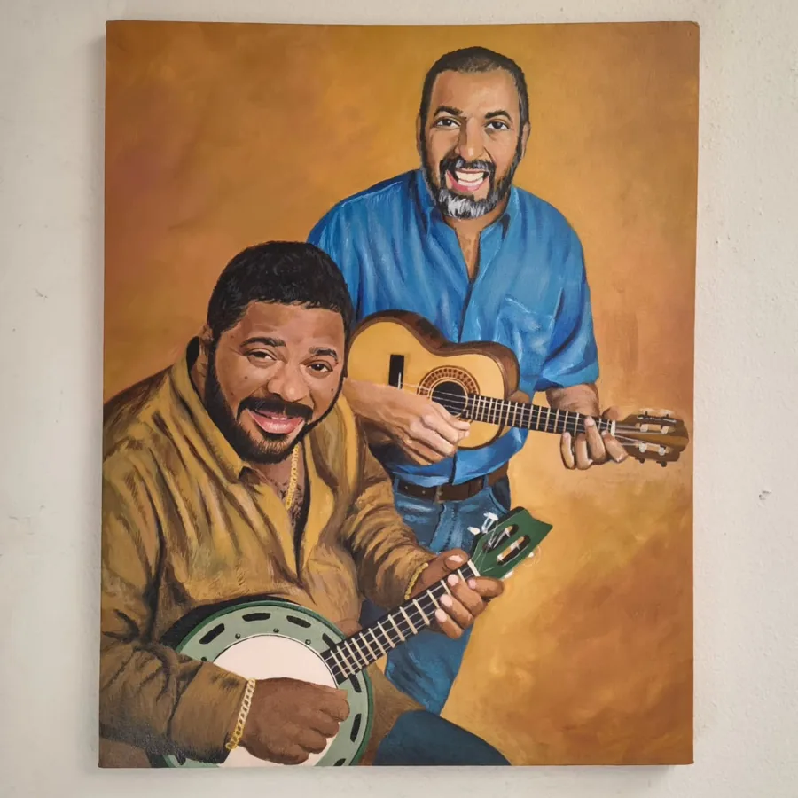 Tela com retrato de dois músicos de samba sorrindo, um com banjo e outro com cavaquinho